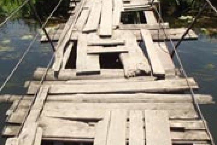 РЕАЛІЇ ЖИТТЯ: дірок на мосту через Чорногузку більше, ніж на сирітській сорочці