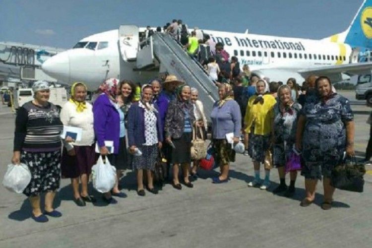 Цю фотографію не покажуть в Росії: українські бабусі летять до Європи