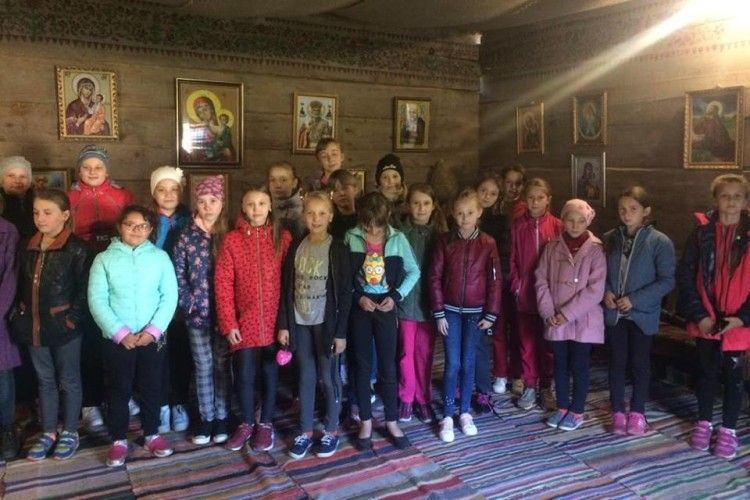 Маленьким школярикам показали роботи майстрині-довгожительки