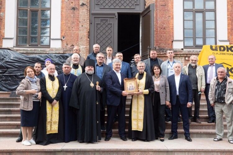 Напередодні Міжнародного дня благодійництва Порошенко передав пожертву харківському храму і вшанував загиблих в АТО 