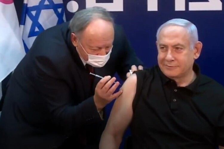 Прем'єр Ізраїлю Біньямін Нетаньяху в прямому ефірі вакцинувався від коронавірусу (Відео)