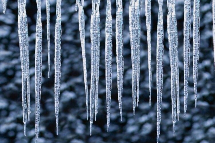 Обережно, ожеледиця: волиняни продовжують боротьбу з холодом