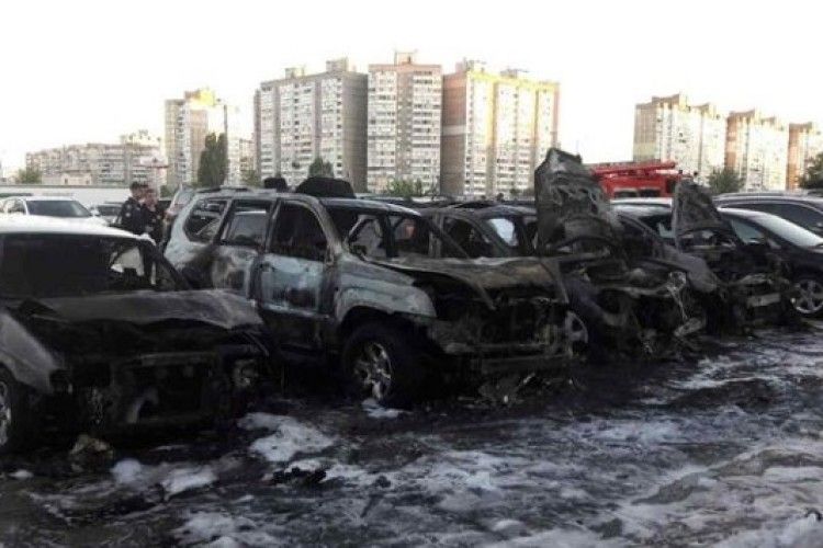 У Києві на стоянці згоріло кілька автомобілів