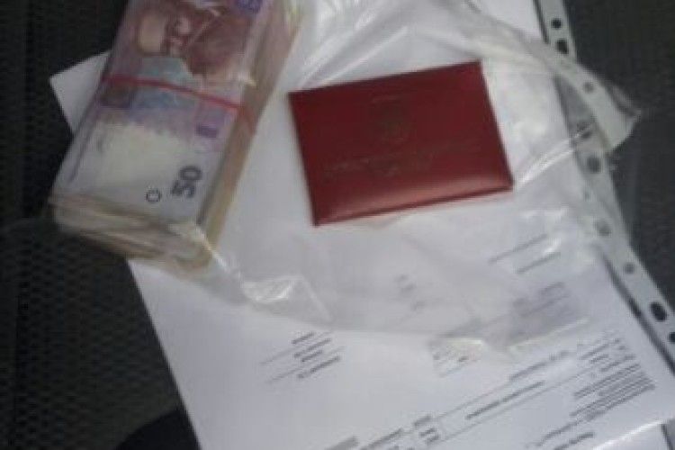 У Донецькій області викрили держвиконавця на хабарі