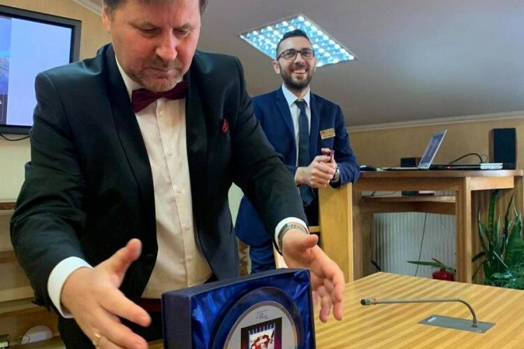 Поклонилися Гессе та Бандері: відомий волинянин отримав престижну премію в Швейцарії