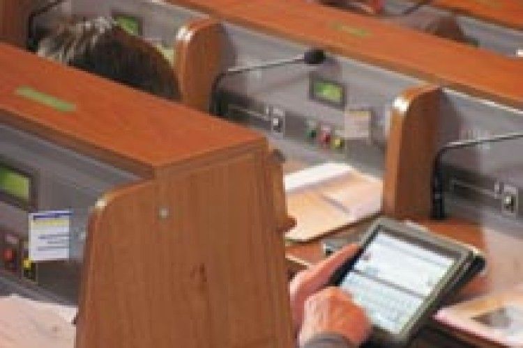 ОДИН — КРИТИКУВАВ, НАСТУПНИЙ — КУРИВ ФІМІАМ