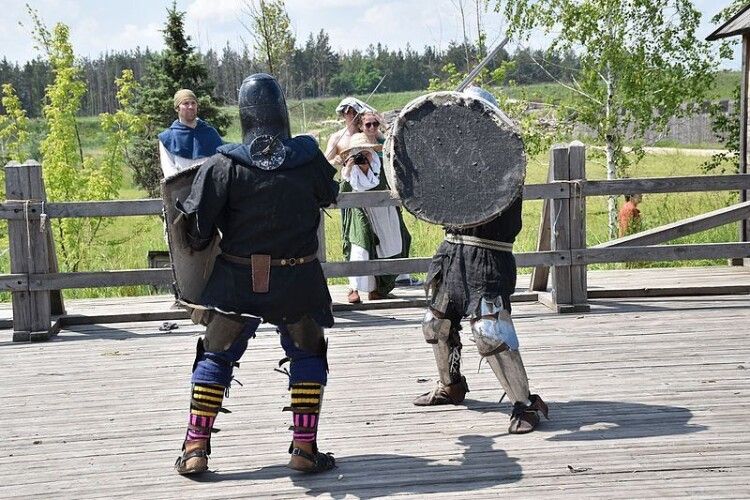 Фестиваль на Рівненщині: поєдинки на мечах, виступ лірника та давньоруська кухня