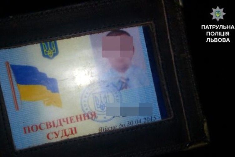 На Львівщині п’яний суддя заснув за кермом (ВІДЕО)