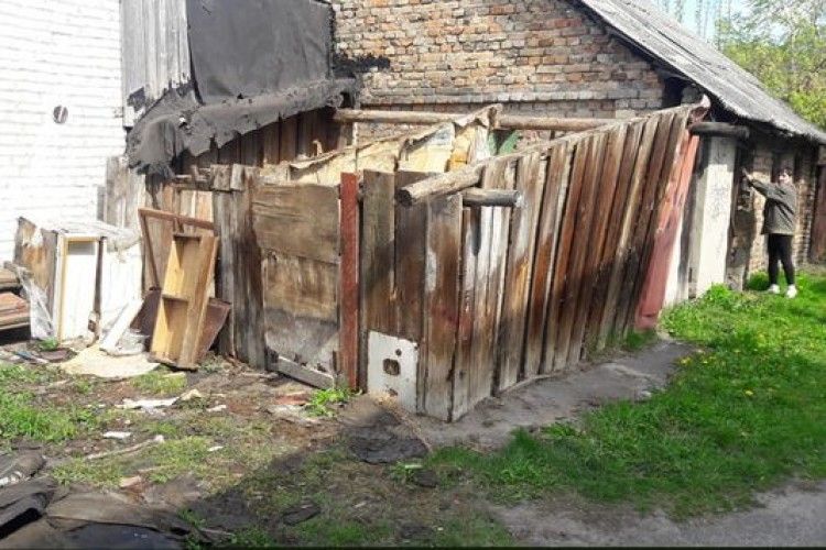 Незаконні, та  ще й потворні: у Луцьку демонтують самовільні тимчасові споруди (фото)