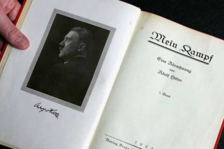 Рідкісну книгу з підписом Гітлера виставили на аукціон 