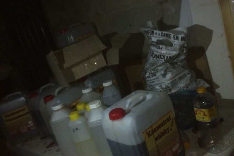 «Спирт, глюкоза, трохи фарби…»: у гаражі колотили «елітний віскі» (фото)