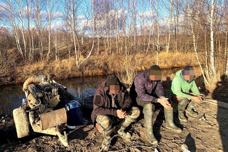 На Сарненщині поліцейські викрили трьох старателів під час видобутку бурштину (Фото)
