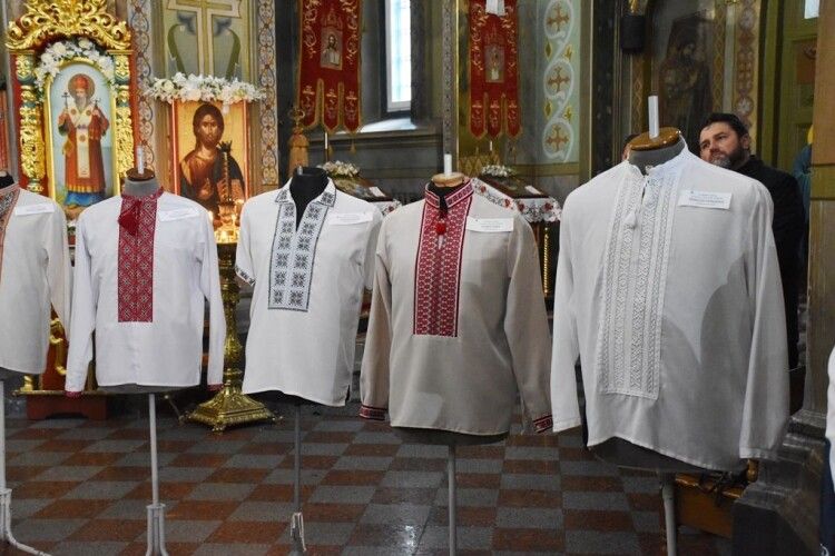 Одягнені у вічність: вишиванки полеглих Героїв «промовляють» у Рівному (Фото)