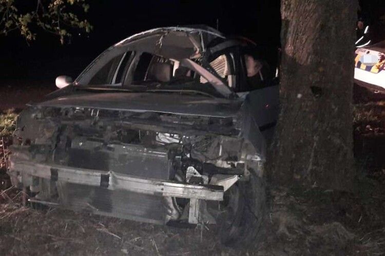 Renault Megane аж зім’яло через зіткнення з деревом: унаслідок ДТП в Луцькому районі травмовано троє молодих людей
