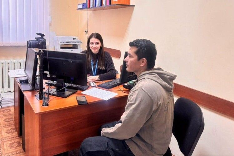 Військовий з Колумбії отримав посвідку на постійне проживання на Волині