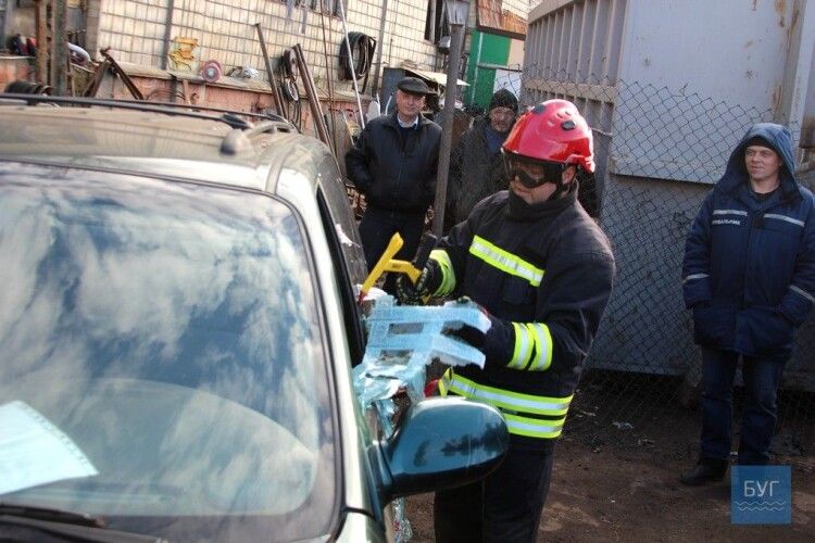 Розрізали автомобіль, щоб дістати постраждалого: у Володимирі-Волинському працювали рятувальники