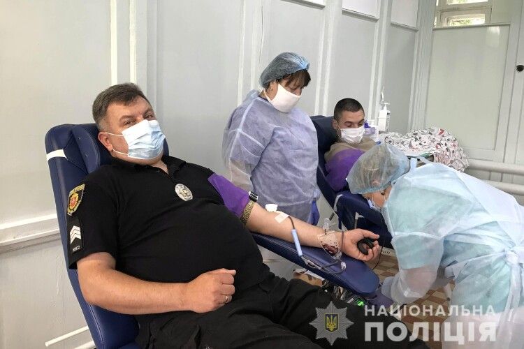 На Рівненщині полісмени віддали хворим дітям відро власної крові (Фото)