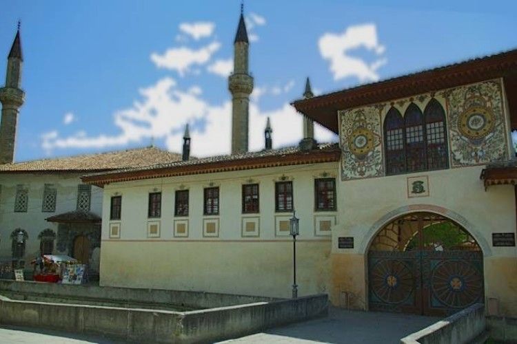 Окупанти затримали кримську татарку, яка вийшла з одиночним пікетом до Ханського палацу