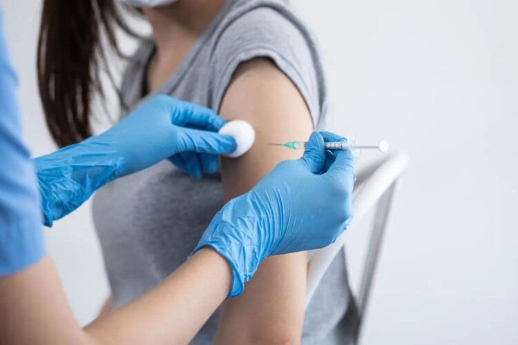 На Волині триває безоплатне щеплення від ВПЛ: у медзакладах залишилося 800 доз