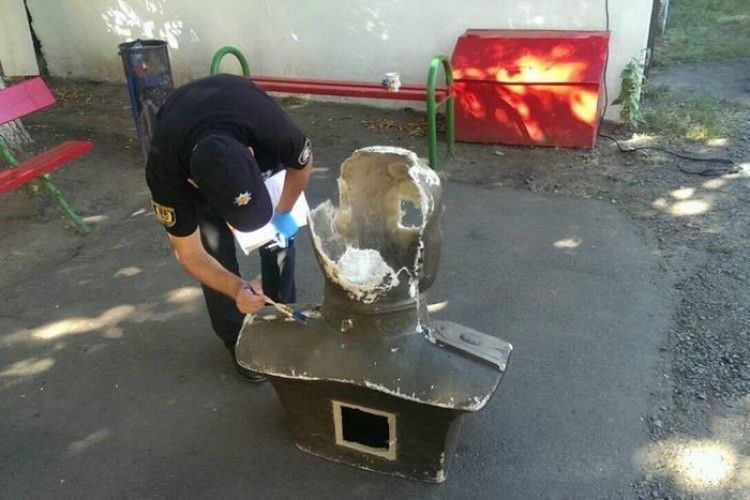 В Одесі підвісили пам’ятник Жукову