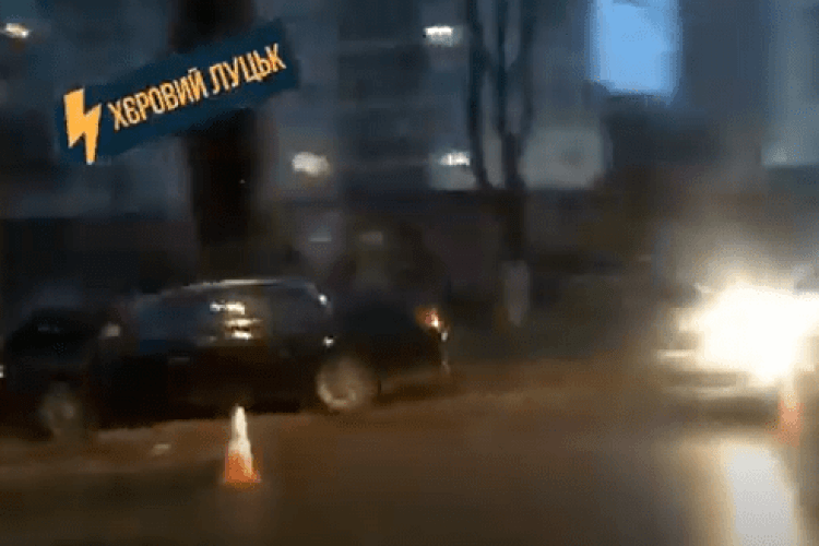 У Луцьку машина в'їхала у стовп (Відео)