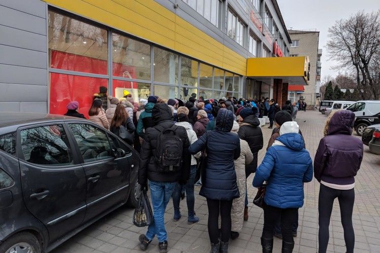  «Чорна п'ятниця» у Луцьку стартувала ранковими чергами