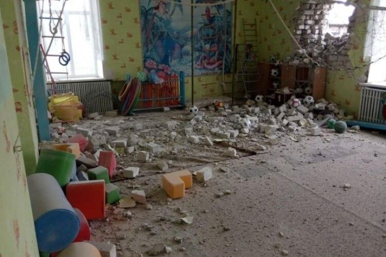 Окупанти сьогодні обстріляли Станицю Луганську: поцілили в дитсадок