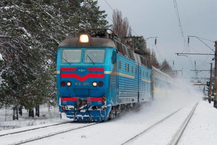Ряд потягів «Укрзалізниці» затримується через проблеми на кордоні з Польщею