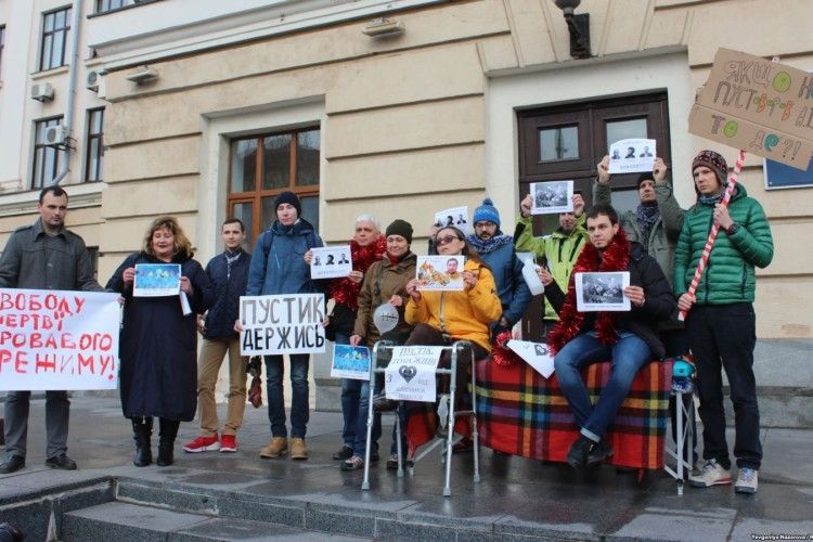 Активісти із жартівливими плакатами вимагали звільнення заступника Запорізького міського голови