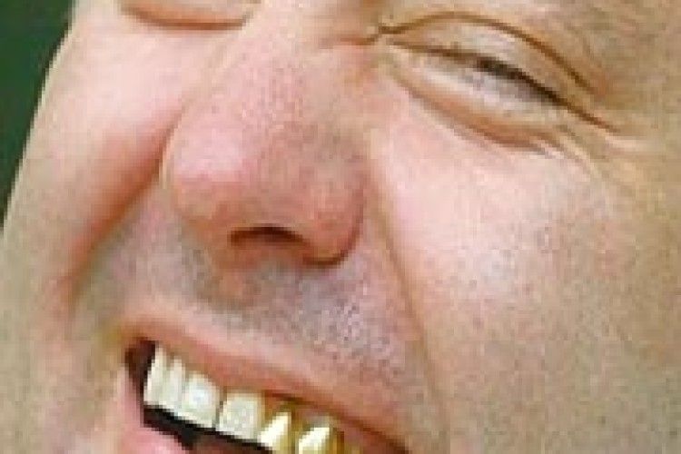 ПОРОШЕНКО ЗАРОБИВ НА НОВІ ЗУБИ