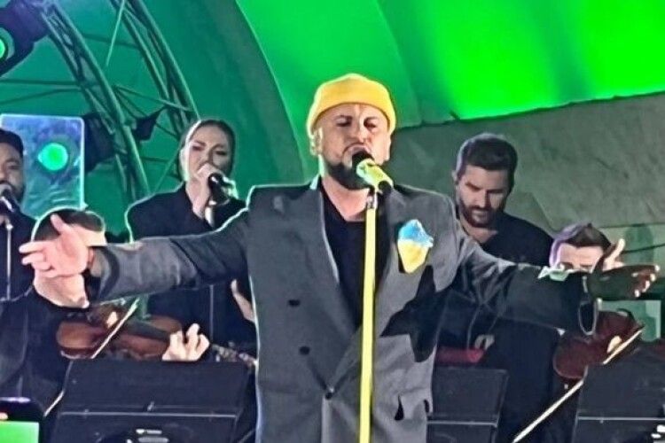 Відомий співак з Луцька повернувся в Україну та дав концерт у київському метро