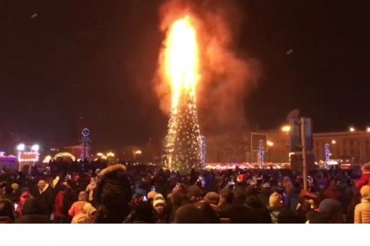 У Росії під час святкування Нового року ненароком спалили 25-метрову ялинку в центрі міста