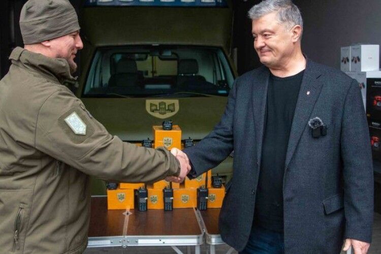 Справжнє фронтове братерство: Порошенко передав Олександру Погребиському дрони, рації, генератори та «швидку» для 46-ї бригади ДШВ