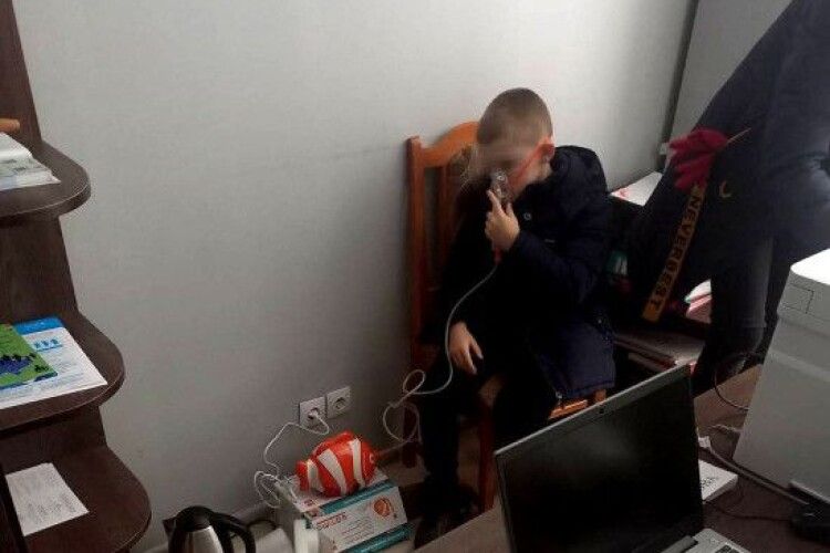 На Рівненщині поліцейські допомогли зробити життєво важливу інгаляцію дитині 