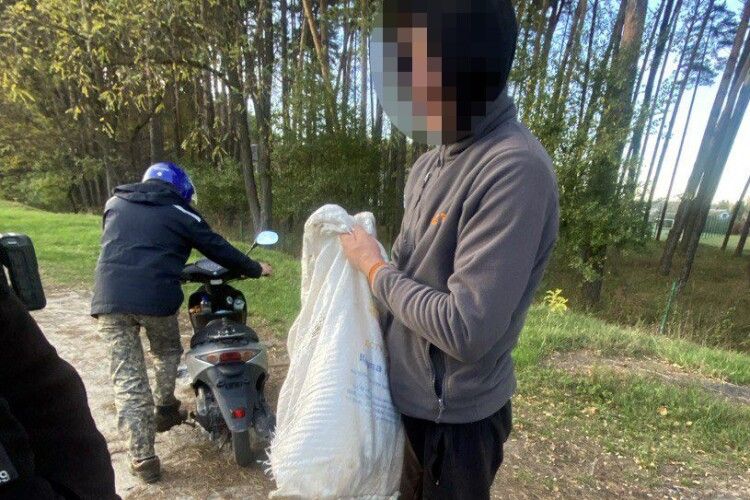 Житель Дубенщини казав, що назбирав грибів, а виявилися коноплі