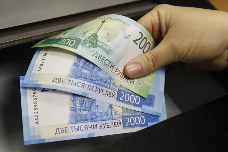 300 рублів за один долар? Російський рубль «у комі»