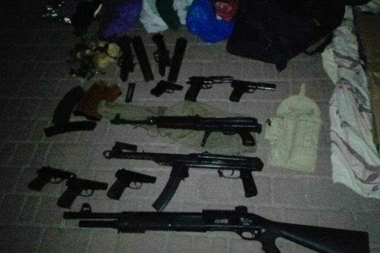 В Івано-Франківську виявили велику схованку зі зброєю та боєприпасами (фото)