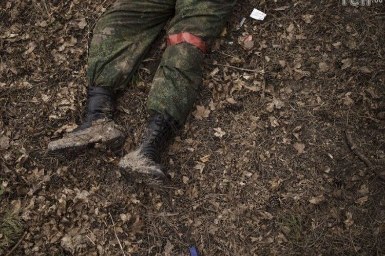 Трупи окупантів лежать під сонцем більше тижня: у МВС показали, як окупанти покидали тіла своїх військових
