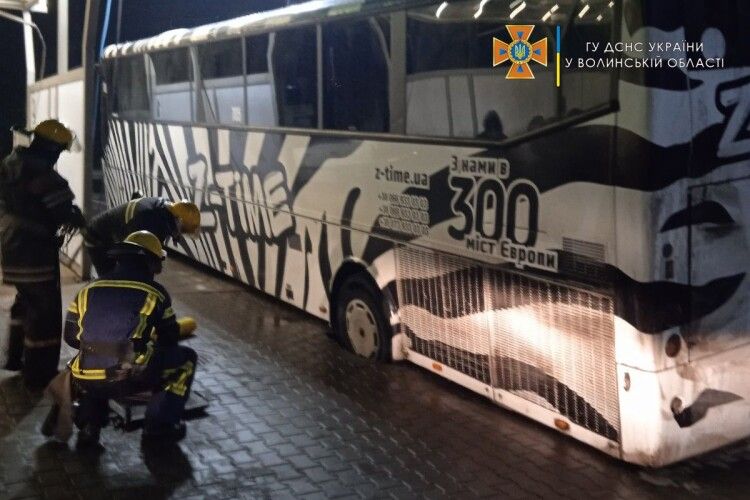 У  Нововолинську автобус провалився в яму (Фото)