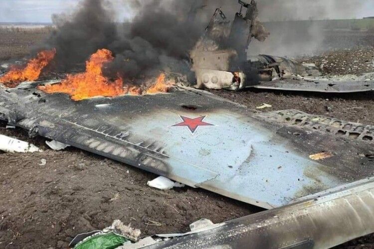 «Горить, бл**ть»: ЗСУ збили ворожий винищувач-бомбардувальник Су-34 на Харківщині (Відео)