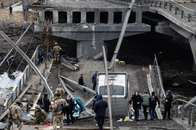 Як це було два роки тому: Порошенко поділився світлинами евакуації мешканців Ірпеня у перші дні вторгнення