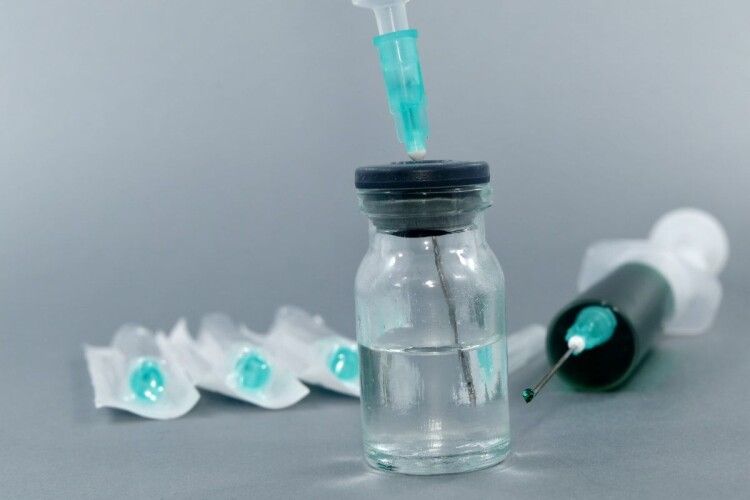 Російська вакцина тягне за собою великі ризики, – Петро Порошенко