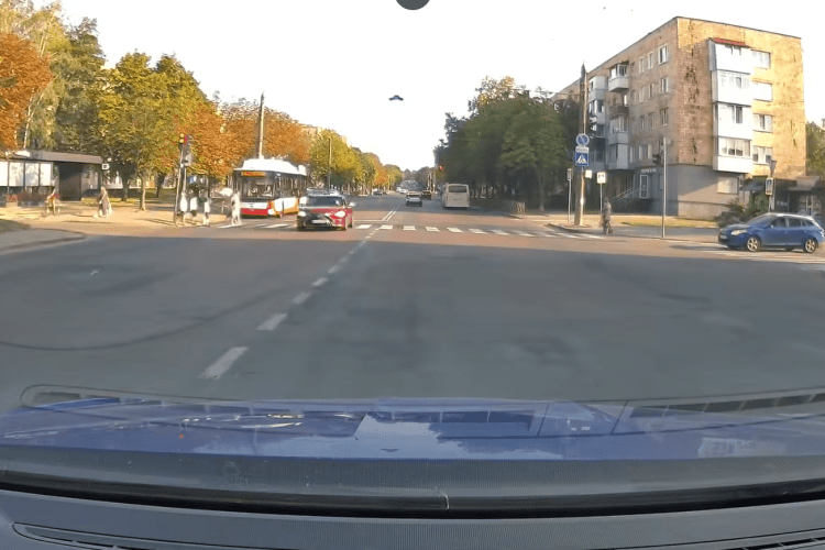 У Луцьку шукають водія, який проскочив на «червоне» (Відео)