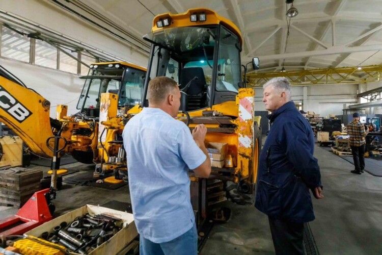 Для будівництва фортифікацій: Порошенко викупив в українського виробника всі екскаватори 
