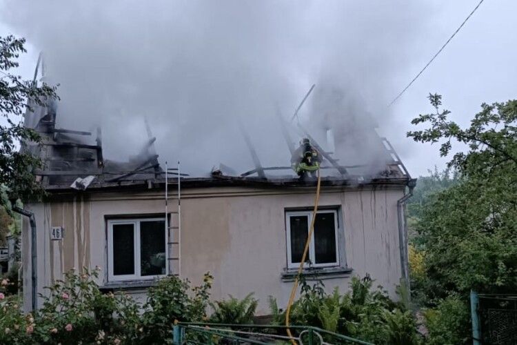 Вогонь знищив дах: на Рівненщині горіла хата