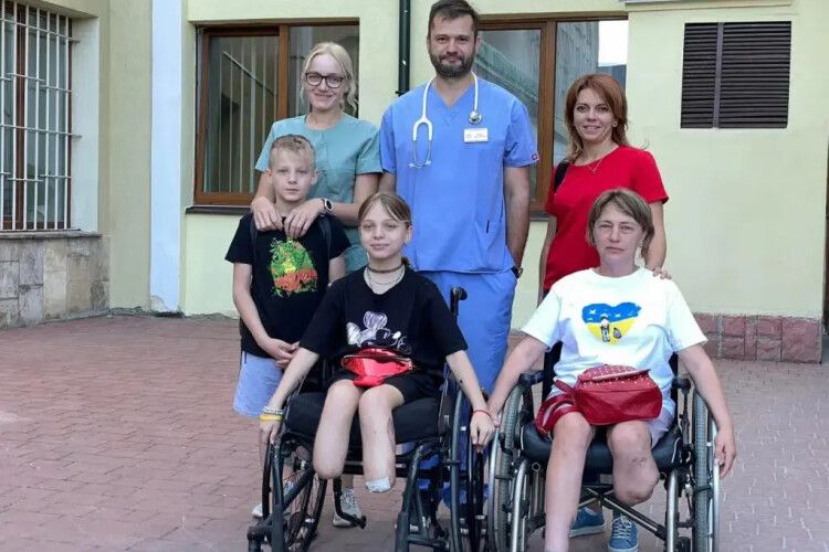 Впевнено крокуючи: на Батьківщину повернулася дівчинка, яку скалічила російська ракета на вокзалі у Краматорську