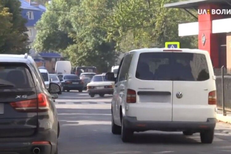Водії, які паркуються поблизу луцьких шкіл, наражають дітей на небезпеку