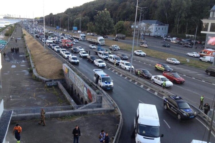 У Києві проводиться масштабна спецоперація: намагаються знешкодити зловмисника, який погрожує підірвати Міст метро