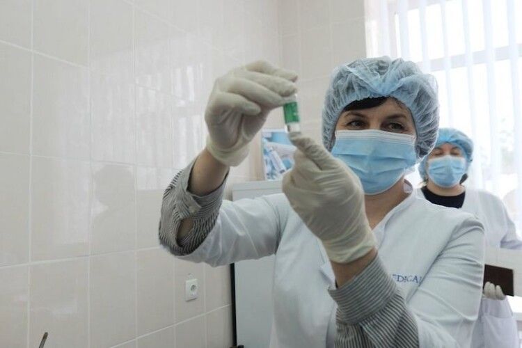 У Черкасах вакцинували від коронавірусу вісімдесят лікарів (Відео)