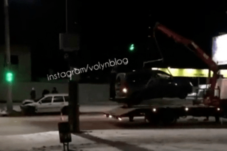 У Луцьку ввечері сталася аварія: одну з машин забрав евакуатор (Відео) 